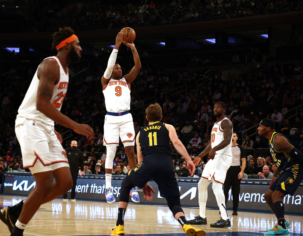 Barrett y Randle se combinan con 62 puntos para vencer a los Pacers