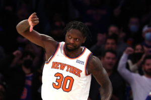 Julius Randle se disculpa por su comportamiento con la afición