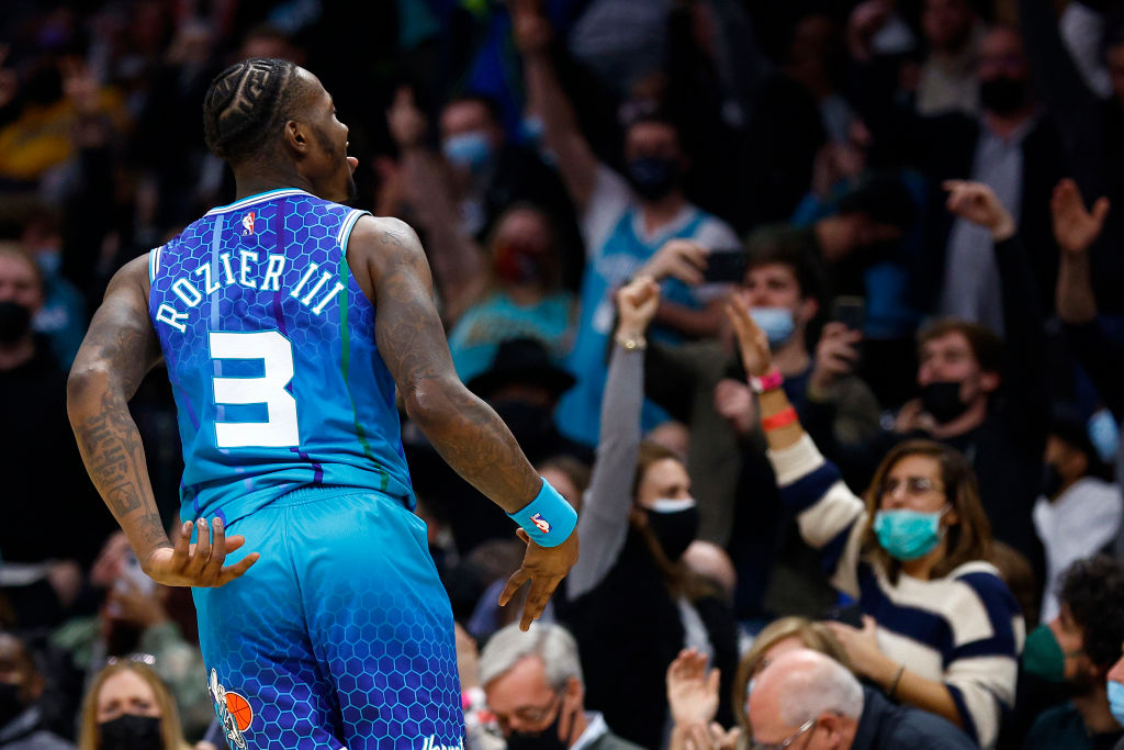 Los Hornets se sobreponen a los 43 puntos de Antetokounmpo
