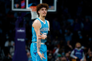 Charlotte vuelve a sonreír ante los Bucks