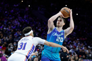 Los Hornets acaban con una racha de 16 partidos sin ganar a los Sixers