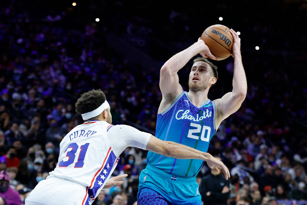 Los Hornets acaban con una racha de 16 partidos sin ganar a los Sixers