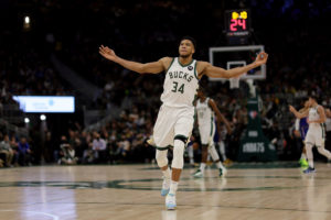 Los Bucks destrozan a los Warriors a ritmo de triple-doble de Antetokounmpo