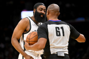 James Harden denuncia la inconsistencia del arbitraje