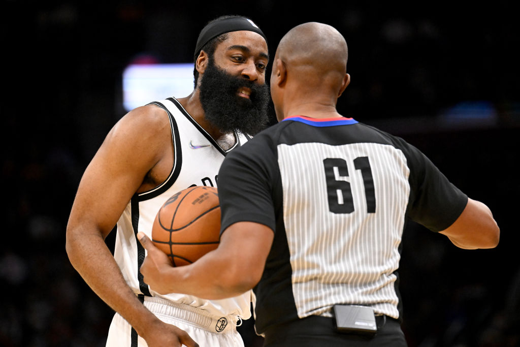 James Harden denuncia la inconsistencia del arbitraje