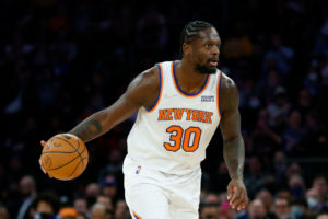 Julius Randle causa baja ante los Hawks