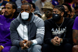 LeBron recibe tratamiento en su rodilla izquierda por "inflamación general"