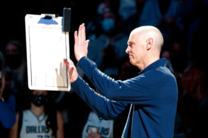 Dallas recibe a Carlisle con un emotivo homenaje