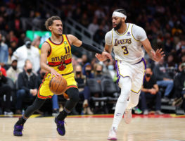 Atlanta llega a tiempo para remontar a unos Lakers sin LeBron