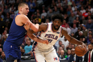 Joel Embiid y Nikola Jokic, nombrados Jugadores del Mes