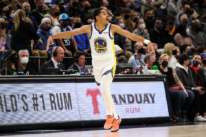 Unos Warriors en cuadro remontan a los Spurs para sumar su séptimo triunfo consecutivo