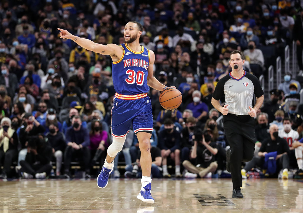 Curry roza el triple-doble en la novena victoria seguida de los Warriors