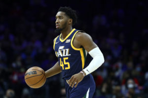 Donovan Mitchell guía el triunfo de los Jazz en Phoenix