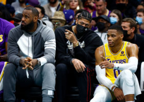 James y Davis aconsejan a Westbrook en su peor momento en los Lakers
