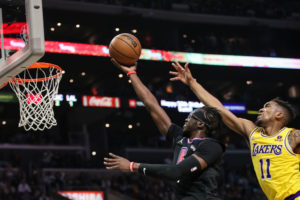 Reggie Jackson firma la canasta ganadora en el duelo angelino