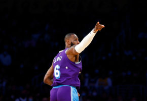 LeBron impulsa a Lakers para conseguir una victoria en la prórroga