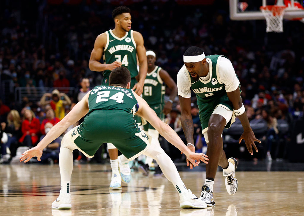 Milwaukee saca el rodillo en Los Ángeles