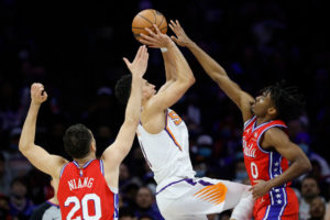 Phoenix remonta para cantar victoria en Philadelphia