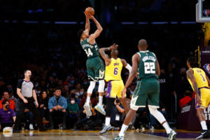 Antetokounmpo pasa por encima de los Lakers con 44 puntos