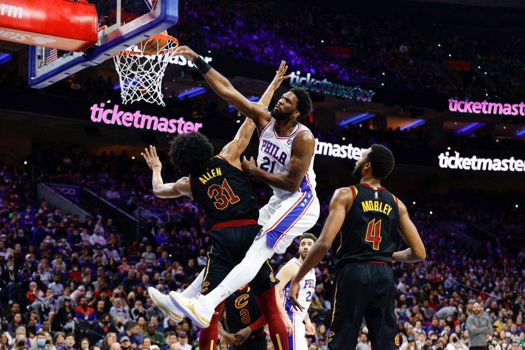 Joel Embiid frena a los Cavaliers con un triple-doble de 40 puntos