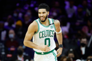 Boston suma su noveno triunfo consecutivo aplastando a los Sixers