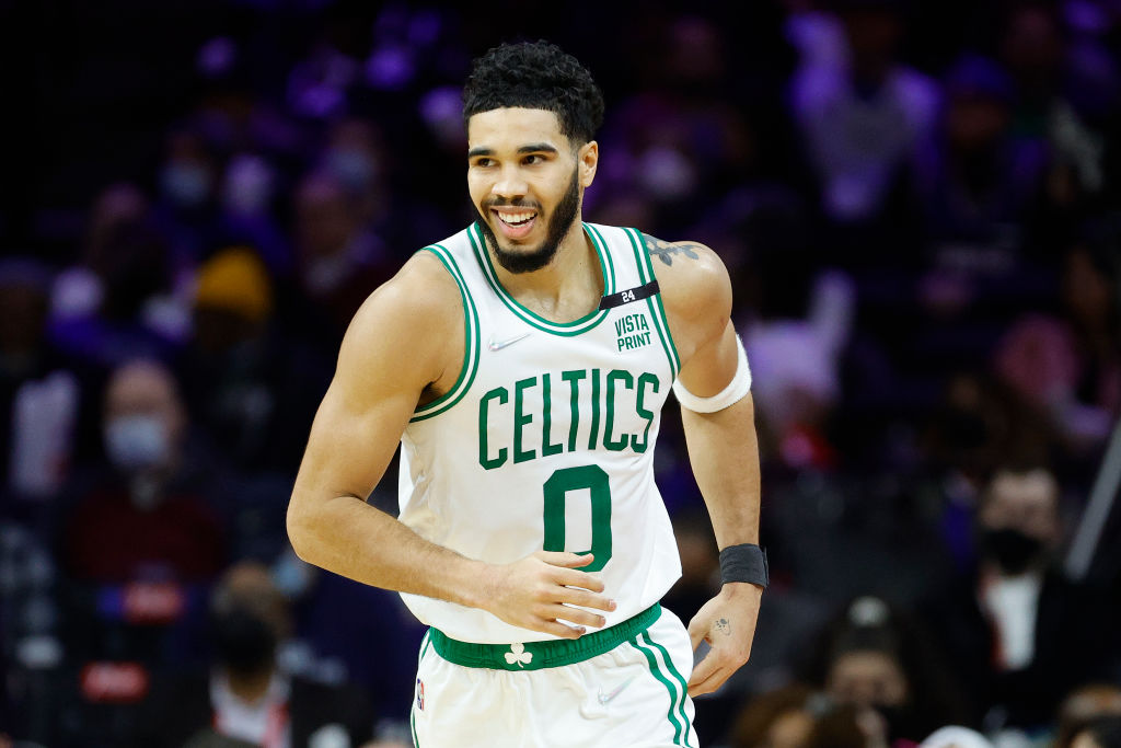Boston suma su noveno triunfo consecutivo aplastando a los Sixers