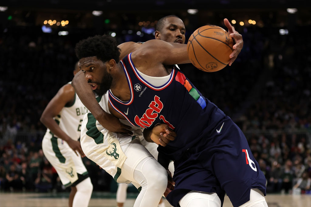 Philadelphia conquista Milwaukee con 42 puntos de Joel Embiid