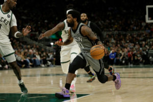 Brooklyn conquista Milwaukee de la mano de Kyrie Irving