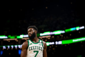 Boston vence, pero pierde a Jaylen Brown por lesión