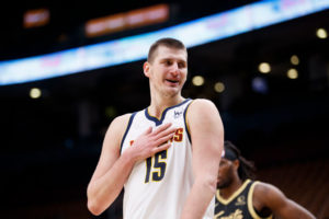 Jokic acerca a Denver a playoffs con un nuevo triple-doble
