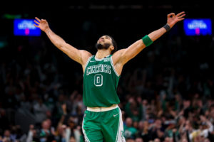 Tatum sigue imparable y lidera la victoria de los Celtics en Charlotte