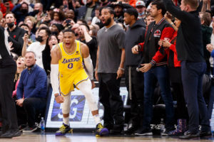 Westbrook y LeBron dan un agónico triunfo a los Lakers en Toronto
