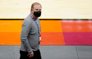 Una coalición de activistas pide a Adam Silver el cese de Robert Sarver