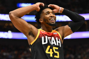 Mitchell guía a los Jazz hacia una sufrida victoria en Houston