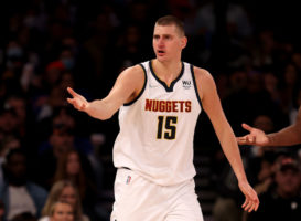 Jokic brilla en la caótica victoria de Denver en Indiana