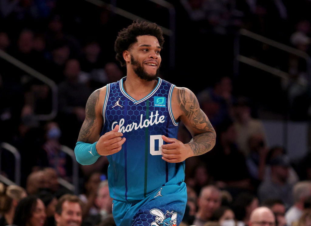 Charlotte suma su cuarta victoria seguida ante unos agotados Mavericks
