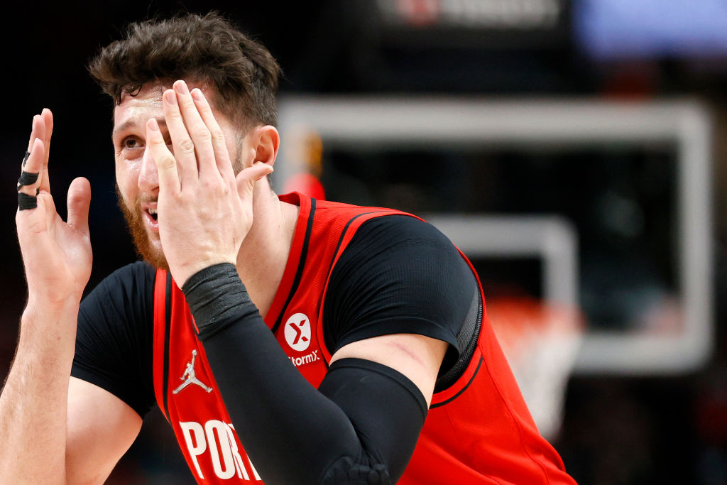 40.000 dólares de multa a Jusuf Nurkic por encararse y tirar el móvil a un aficionado