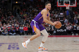 Devin Booker podría volver esta noche frente a Miami Heat
