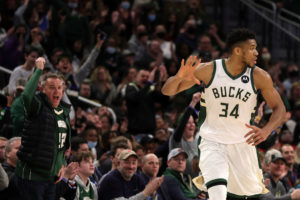 Antetokoumpo guía la paliza ante OKC con 39 puntos