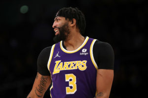 Anthony Davis podría volver a jugar antes de los playoffs