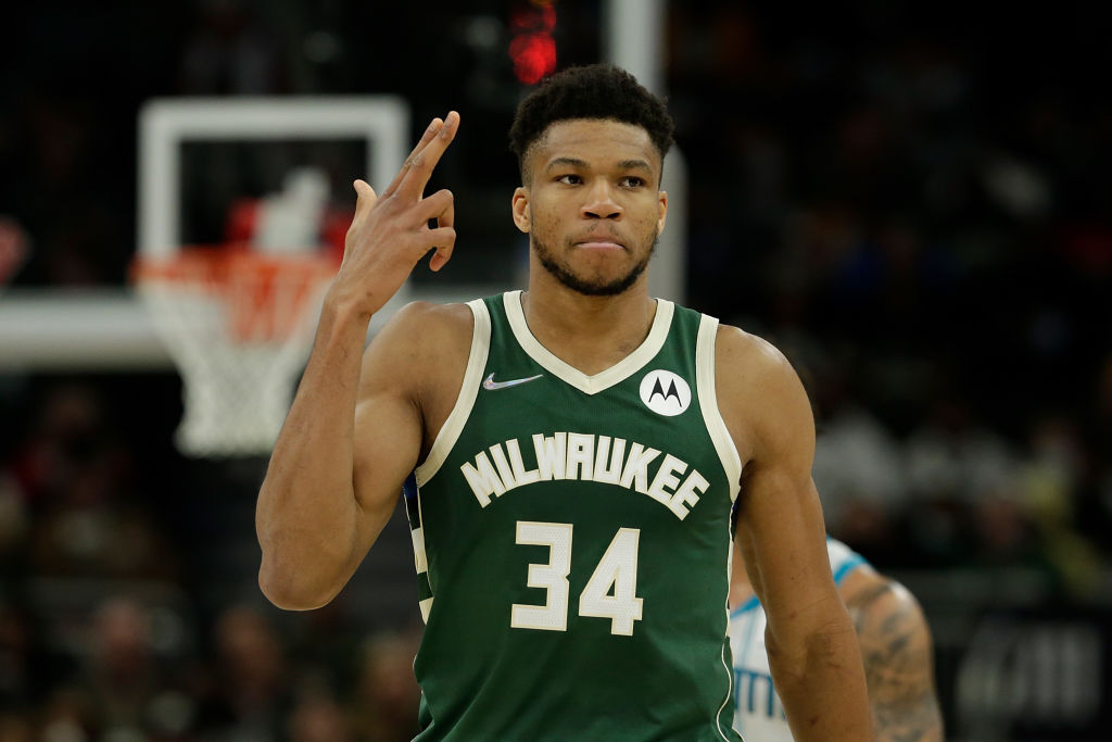 Milwaukee recupera el ritmo aplastando a Charlotte