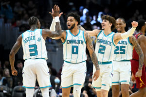 Golpe en la mesa de los Hornets en Cleveland en el debut de Isaiah Thomas
