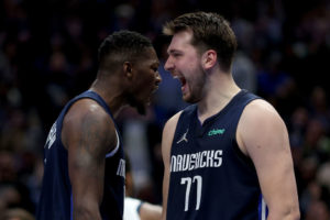 Dallas se apunta su quinta victoria seguida con 35 puntos de Doncic