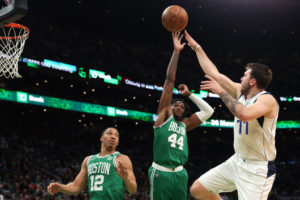 Dallas sale victorioso de la batalla en el Garden de Boston