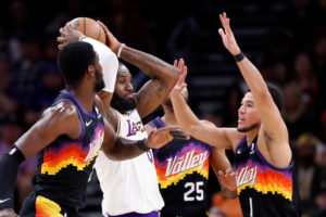 LeBron hace historia mientras los Lakers naufragan en Phoenix