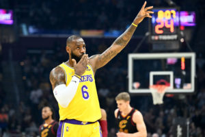 LeBron James brilla en su casa: triple-doble y victoria ante Cleveland