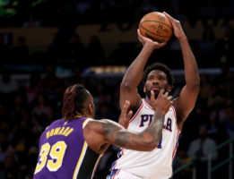 Los 76ers vencen en Los Ángeles aprovechando la ausencia de LeBron
