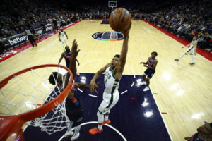 Giannis Antetokounmpo impone su ley en territorio de Joel Embiid