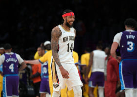 Los Lakers, un paso más lejos del play-in tras perder contra New Orleans