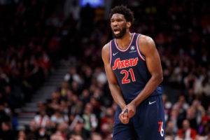 Joel Embiid quiere seguir jugando pese a sufrir una lesión en el pulgar derecho
